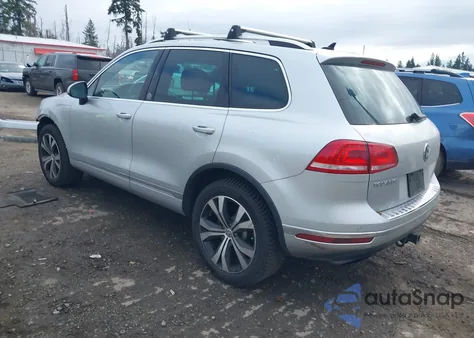 2017 Volkswagen Touareg V6 Wolfsburg Edition z USA, uszkodzony, nr VIN WVGRF7BPXHD004467